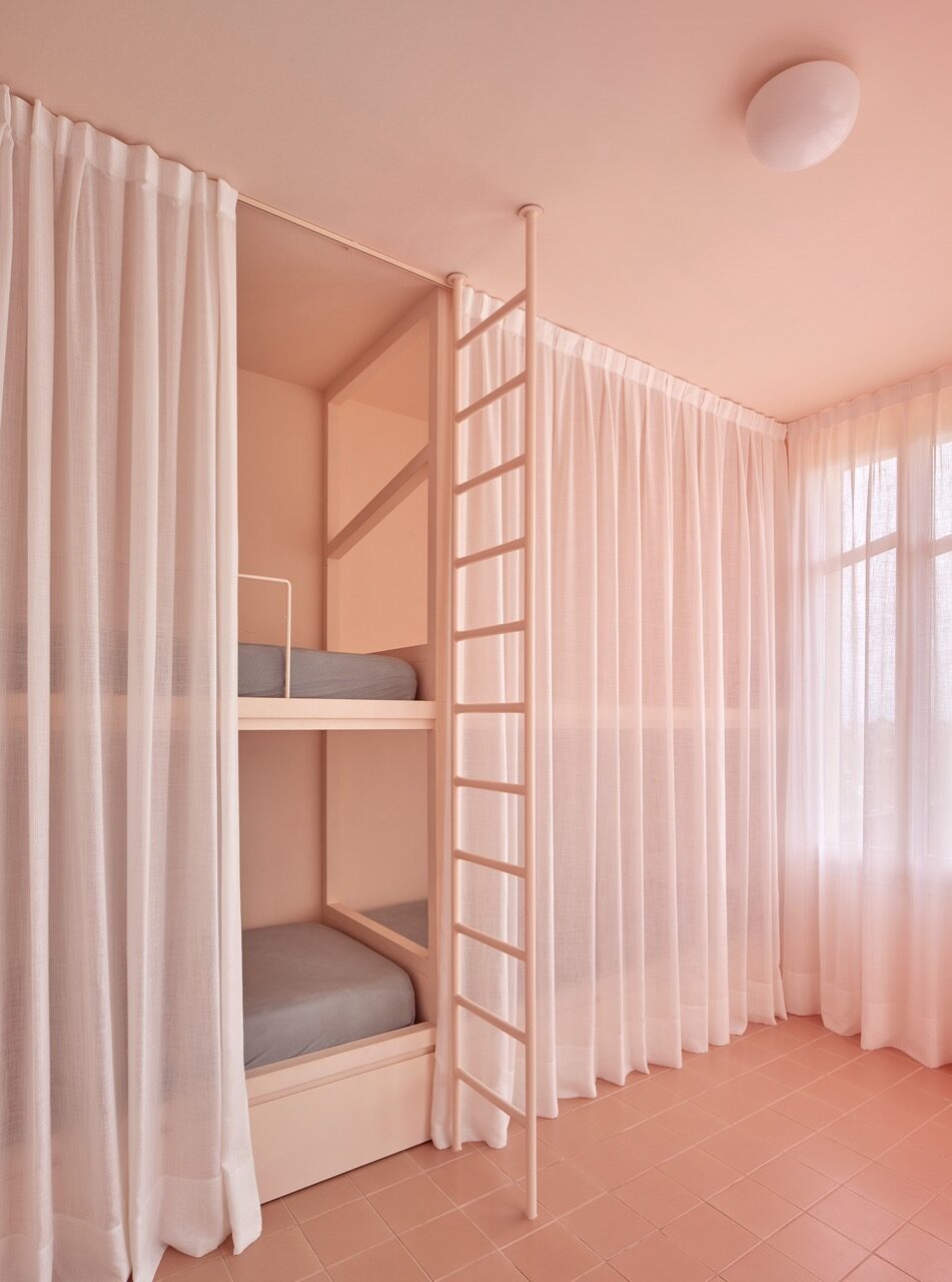 OESST_TWO FAMILIES HOSE_04 en tamaño grande